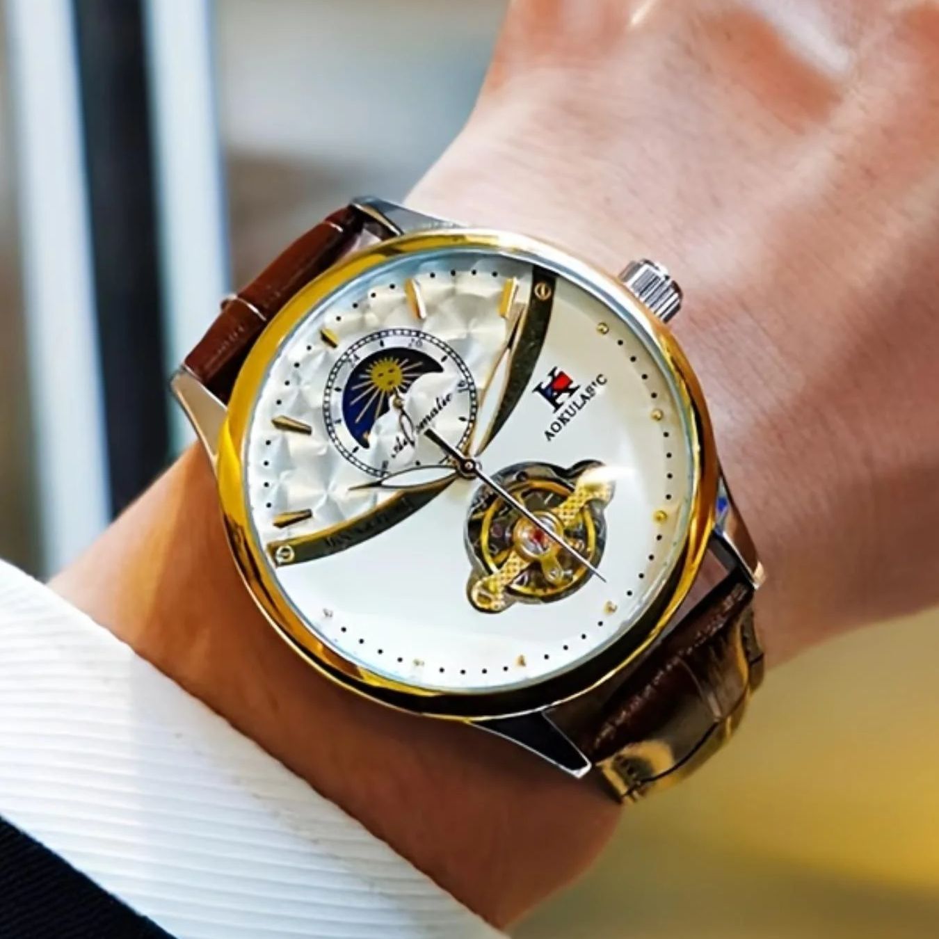 고급스럽고 정통적인 느낌을 주는 매력적인 외관을 자랑하 - Luxury Watch It 리뷰 및 가격