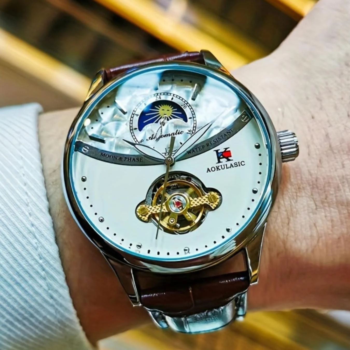 고급스럽고 정통적인 느낌을 주는 매력적인 외관을 자랑하 - Luxury Watch It 리뷰 및 가격